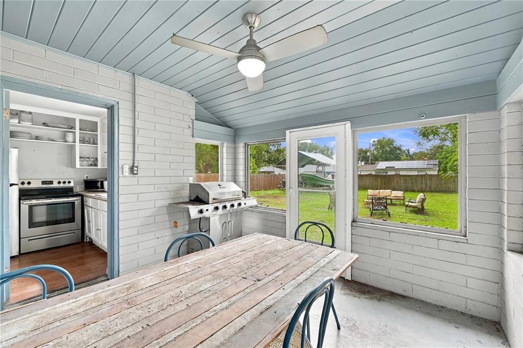 For Sale: $369,000 (2 beds, 1 baths, 754 Square Feet)