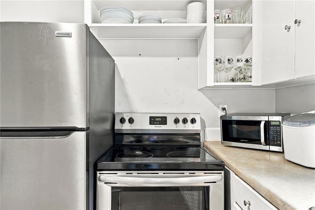 For Sale: $369,000 (2 beds, 1 baths, 754 Square Feet)