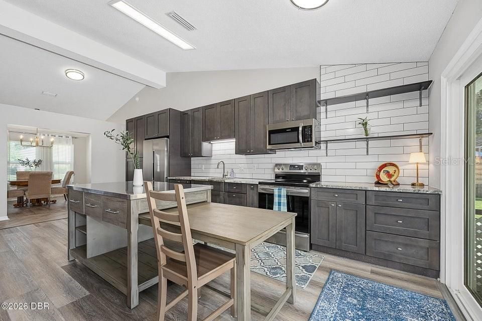 На продажу: $389,900 (3 спален, 2 ванн, 1632 Квадратных фут)