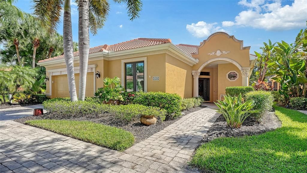 En Venta: $899,900 (3 camas, 3 baños, 2841 Pies cuadrados)