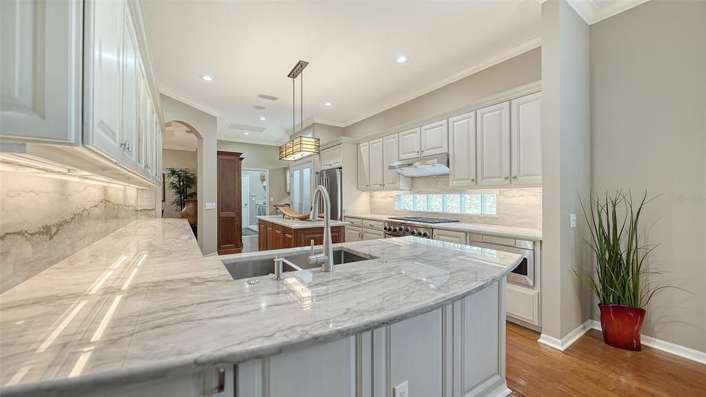 En Venta: $899,900 (3 camas, 3 baños, 2841 Pies cuadrados)