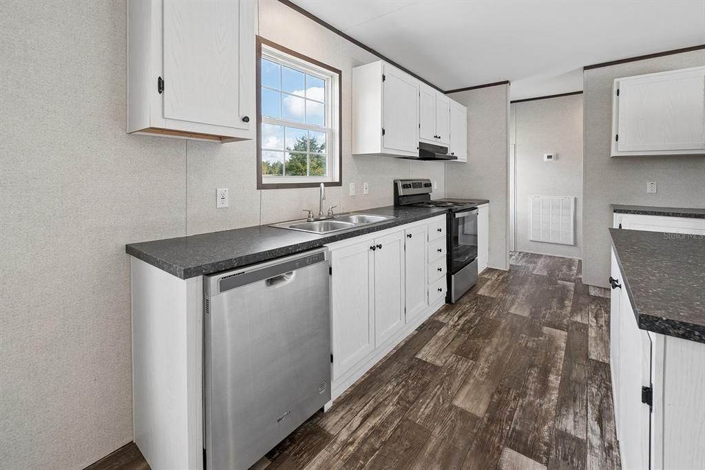 For Sale: $300,000 (4 beds, 2 baths, 1512 Square Feet)