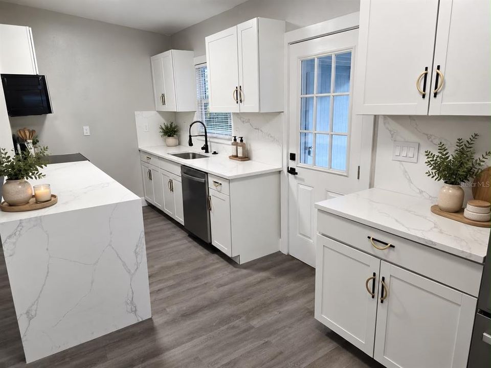 For Sale: $269,600 (3 beds, 1 baths, 851 Square Feet)