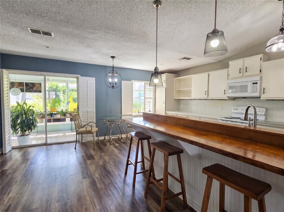For Sale: $260,000 (2 beds, 2 baths, 1306 Square Feet)