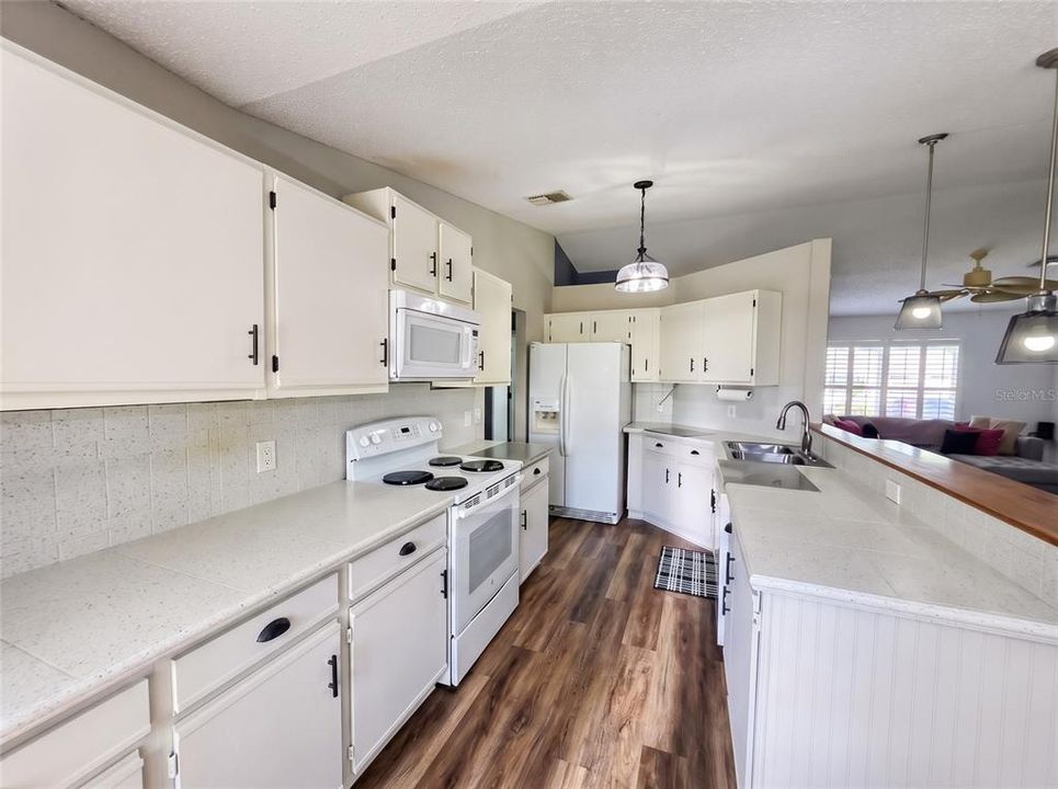For Sale: $260,000 (2 beds, 2 baths, 1306 Square Feet)