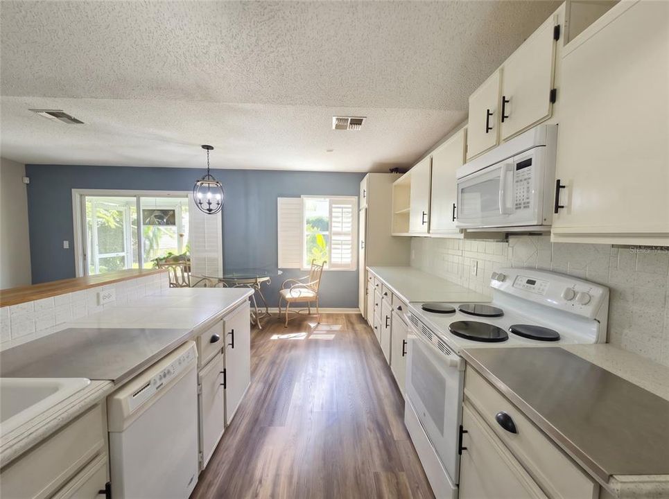 For Sale: $260,000 (2 beds, 2 baths, 1306 Square Feet)