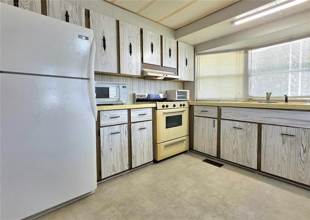 For Sale: $99,500 (2 beds, 1 baths, 872 Square Feet)