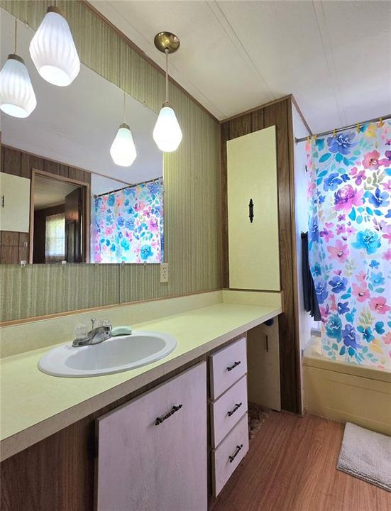 For Sale: $99,500 (2 beds, 1 baths, 872 Square Feet)