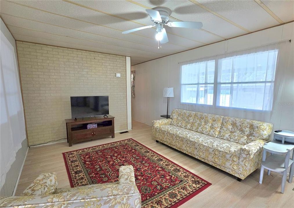 For Sale: $99,500 (2 beds, 1 baths, 872 Square Feet)