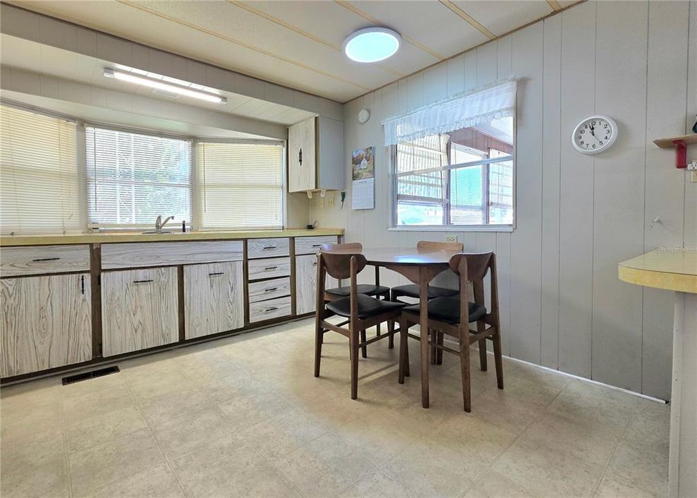 For Sale: $99,500 (2 beds, 1 baths, 872 Square Feet)