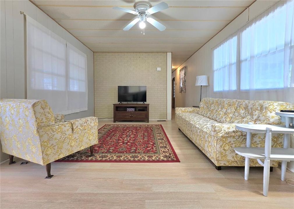 For Sale: $99,500 (2 beds, 1 baths, 872 Square Feet)