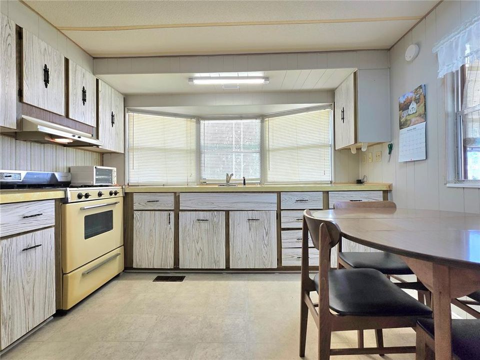 For Sale: $99,500 (2 beds, 1 baths, 872 Square Feet)