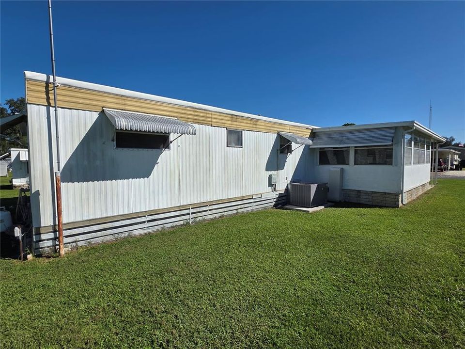 For Sale: $99,500 (2 beds, 1 baths, 872 Square Feet)