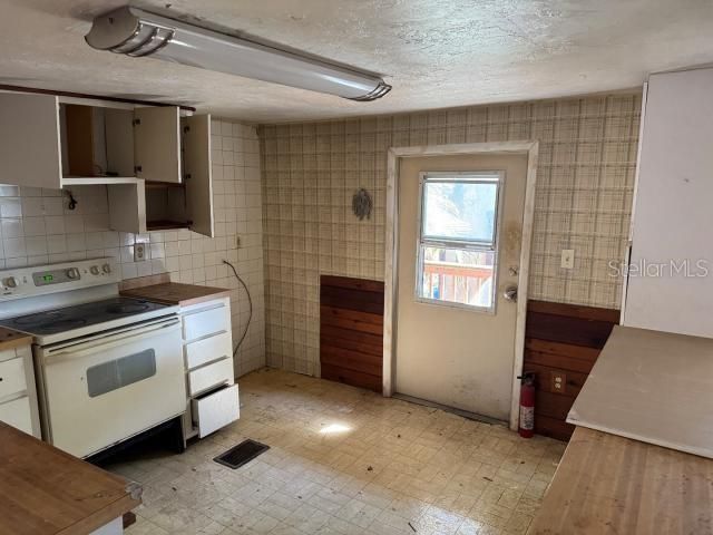 For Sale: $99,900 (2 beds, 2 baths, 552 Square Feet)