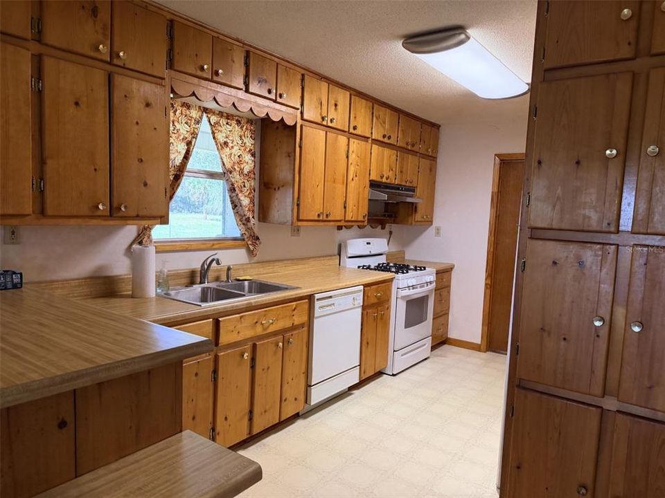 For Sale: $575,000 (3 beds, 2 baths, 1360 Square Feet)