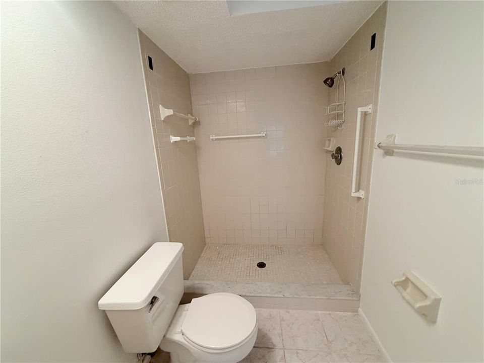 На продажу: $159,900 (2 спален, 2 ванн, 900 Квадратных фут)