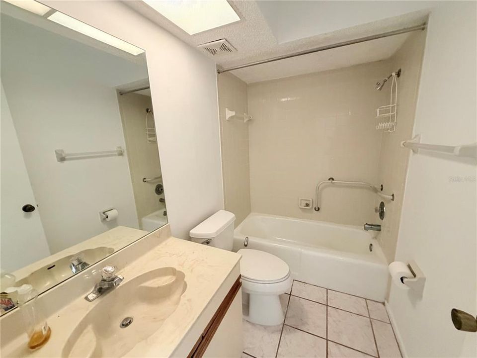 На продажу: $159,900 (2 спален, 2 ванн, 900 Квадратных фут)