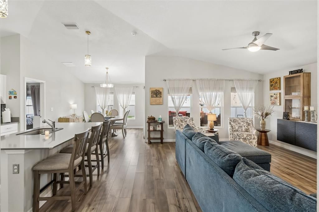 En Venta: $389,000 (4 camas, 2 baños, 1850 Pies cuadrados)