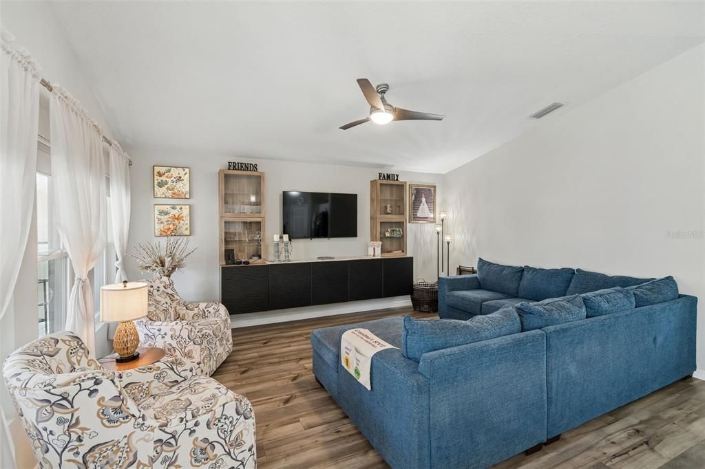 En Venta: $389,000 (4 camas, 2 baños, 1850 Pies cuadrados)