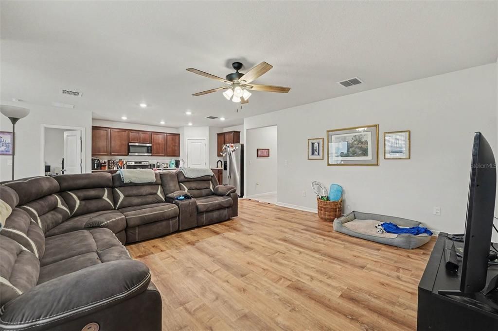For Sale: $300,000 (3 beds, 2 baths, 1661 Square Feet)