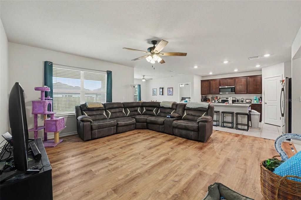 For Sale: $300,000 (3 beds, 2 baths, 1661 Square Feet)