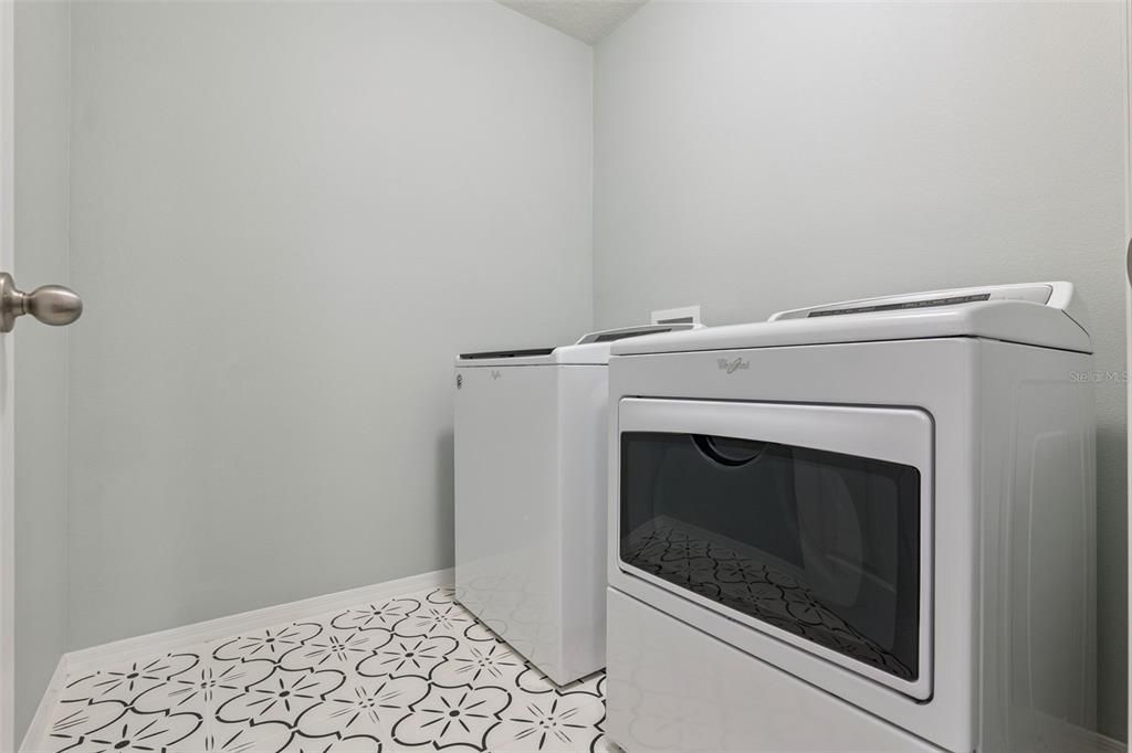 For Sale: $450,000 (4 beds, 2 baths, 2541 Square Feet)
