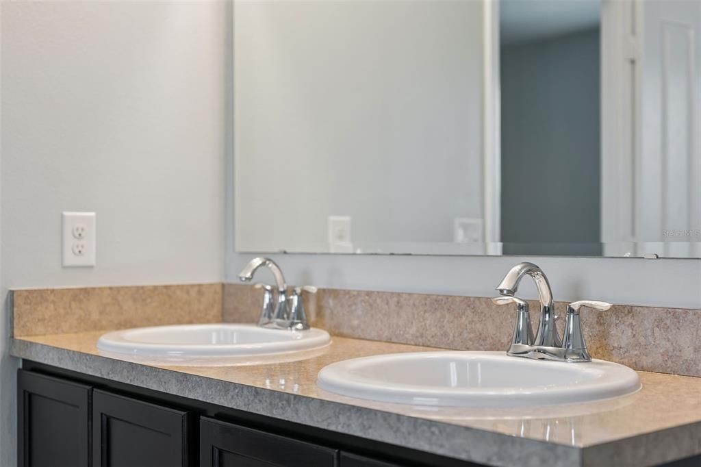 For Sale: $450,000 (4 beds, 2 baths, 2541 Square Feet)