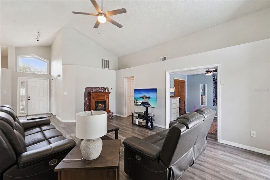 For Sale: $369,900 (3 beds, 2 baths, 1619 Square Feet)