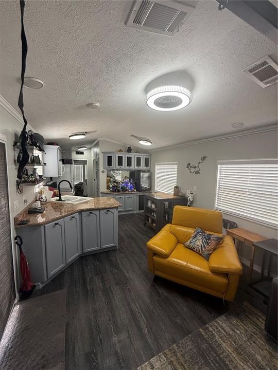 For Sale: $189,900 (1 beds, 1 baths, 500 Square Feet)