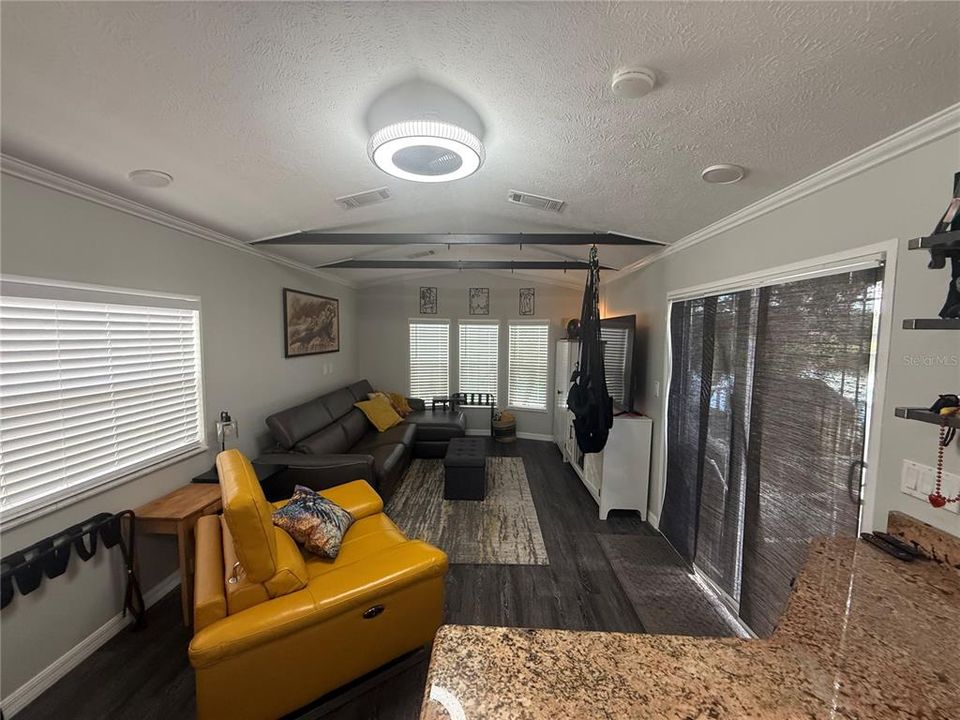 For Sale: $189,900 (1 beds, 1 baths, 500 Square Feet)