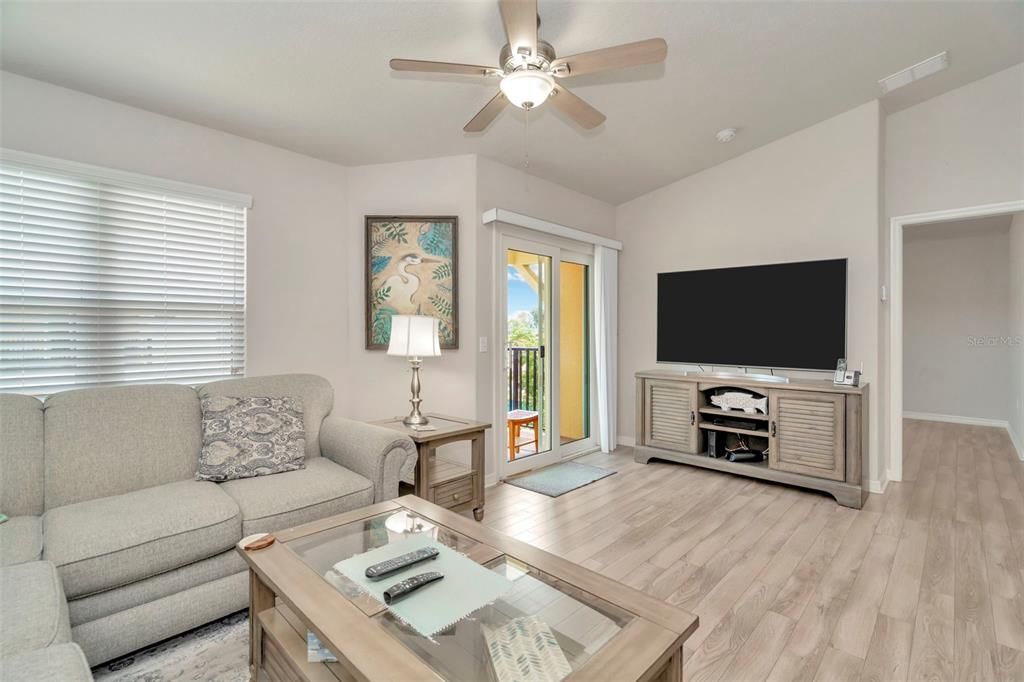 For Sale: $235,000 (2 beds, 2 baths, 1031 Square Feet)