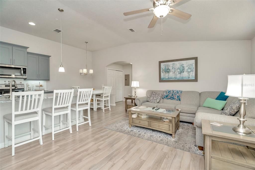 For Sale: $235,000 (2 beds, 2 baths, 1031 Square Feet)