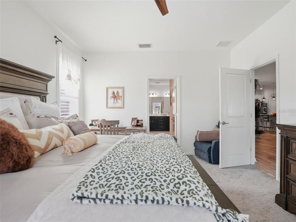 For Sale: $389,500 (2 beds, 2 baths, 2001 Square Feet)