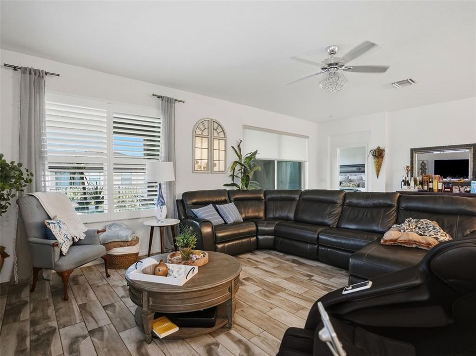For Sale: $389,500 (2 beds, 2 baths, 2001 Square Feet)