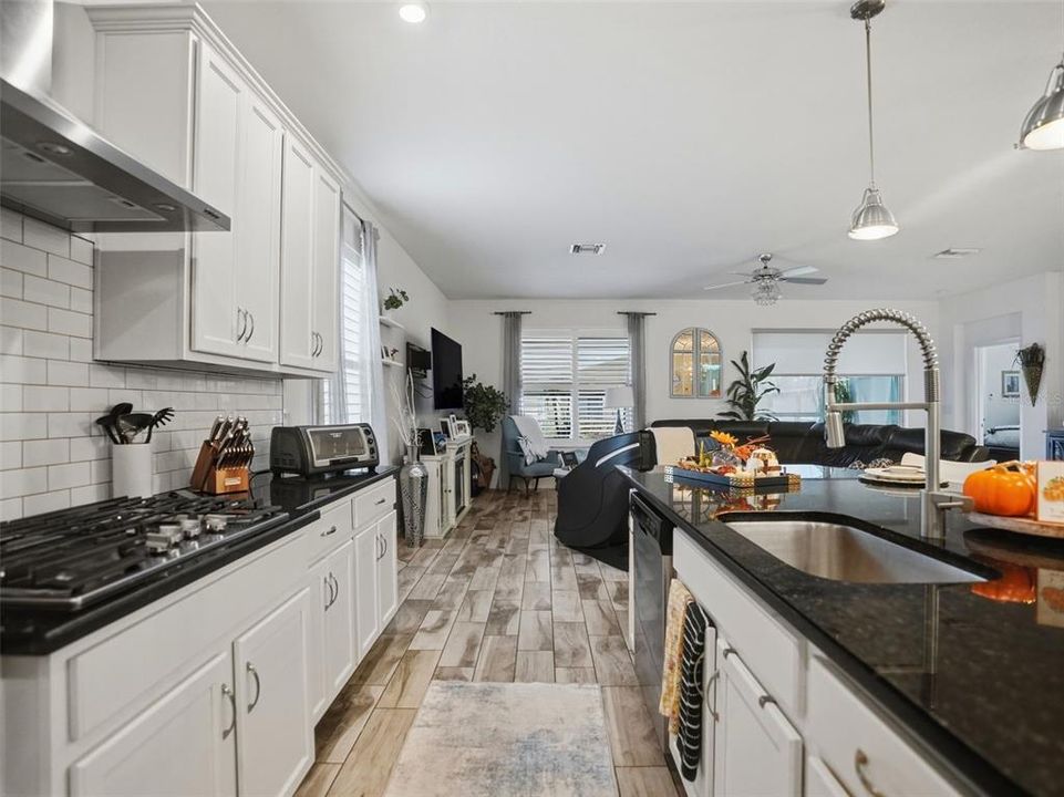 For Sale: $389,500 (2 beds, 2 baths, 2001 Square Feet)