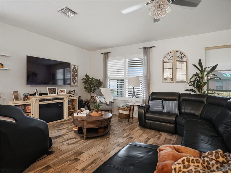 For Sale: $389,500 (2 beds, 2 baths, 2001 Square Feet)
