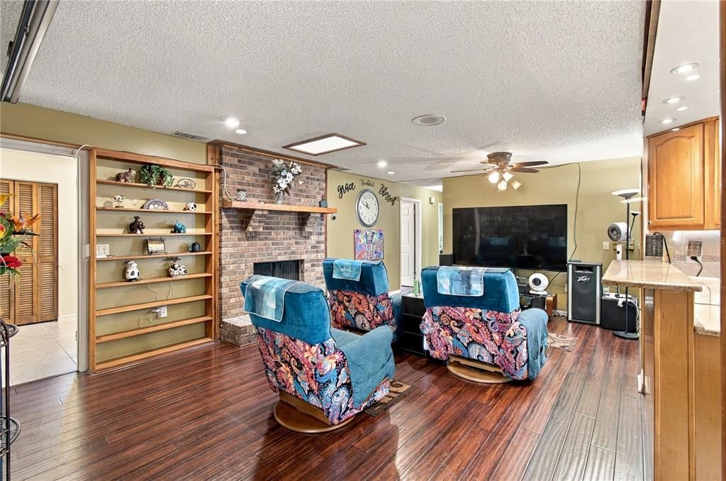 For Sale: $489,000 (4 beds, 2 baths, 2600 Square Feet)