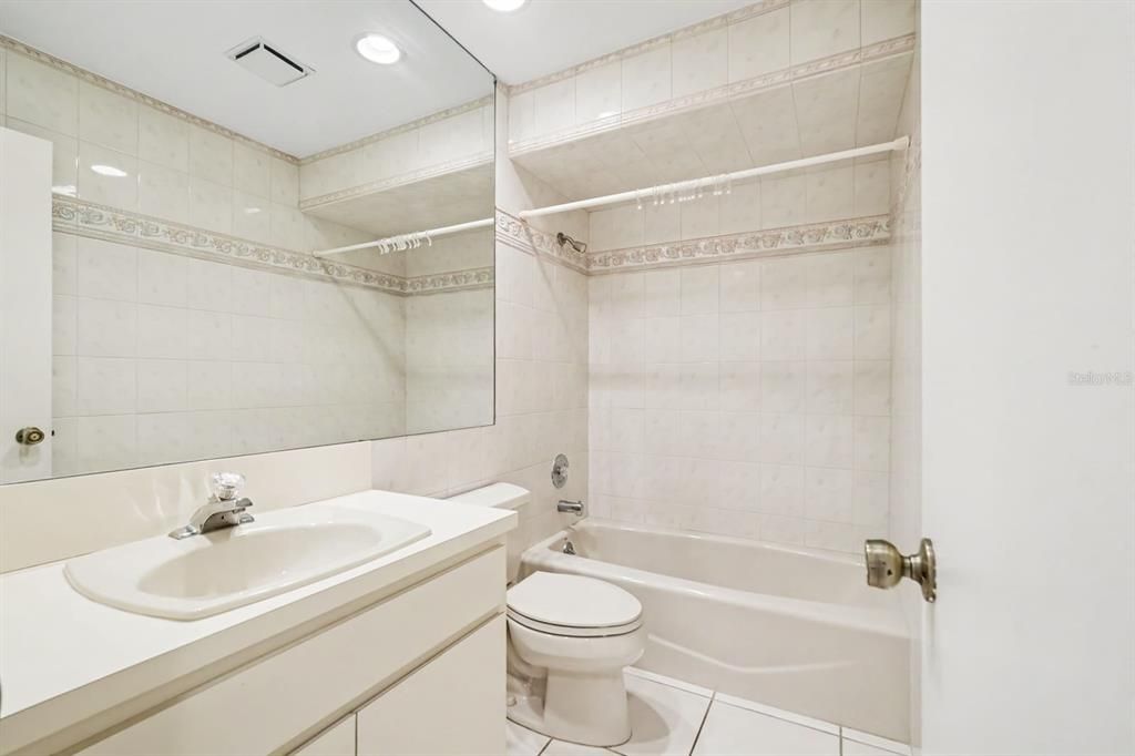For Sale: $265,000 (2 beds, 2 baths, 1105 Square Feet)