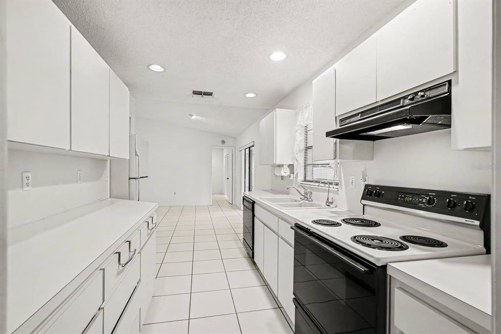 For Sale: $265,000 (2 beds, 2 baths, 1105 Square Feet)