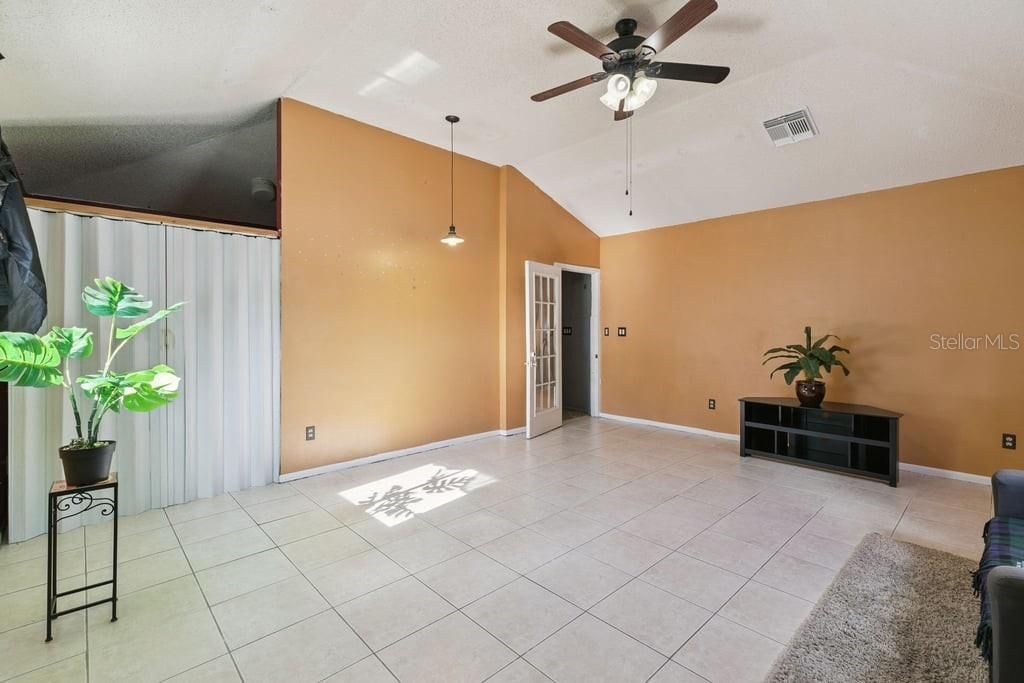 For Sale: $385,000 (4 beds, 2 baths, 1704 Square Feet)