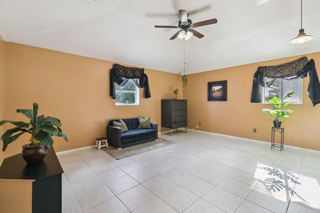 For Sale: $385,000 (4 beds, 2 baths, 1704 Square Feet)