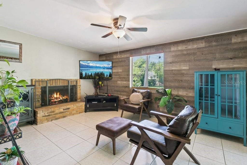 For Sale: $385,000 (4 beds, 2 baths, 1704 Square Feet)
