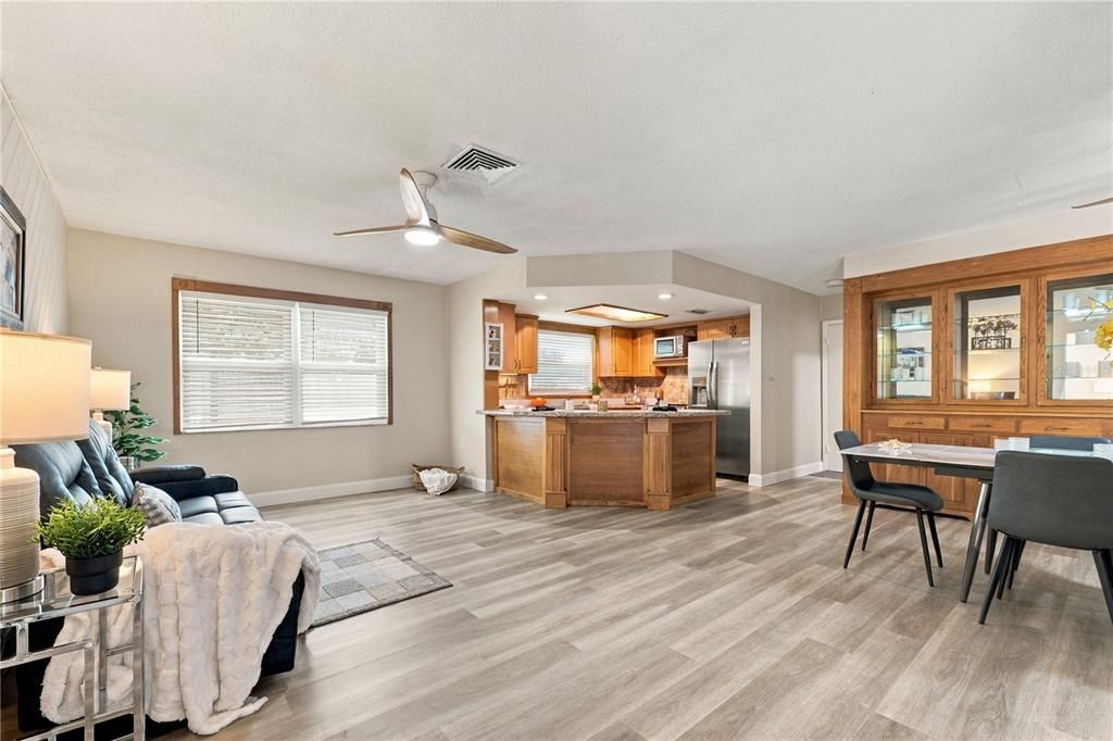 На продажу: $525,000 (3 спален, 2 ванн, 1915 Квадратных фут)