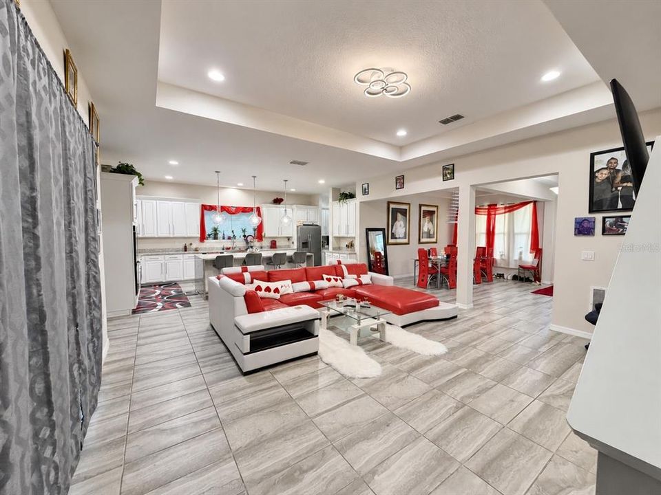 En Venta: $869,000 (5 camas, 4 baños, 3118 Pies cuadrados)