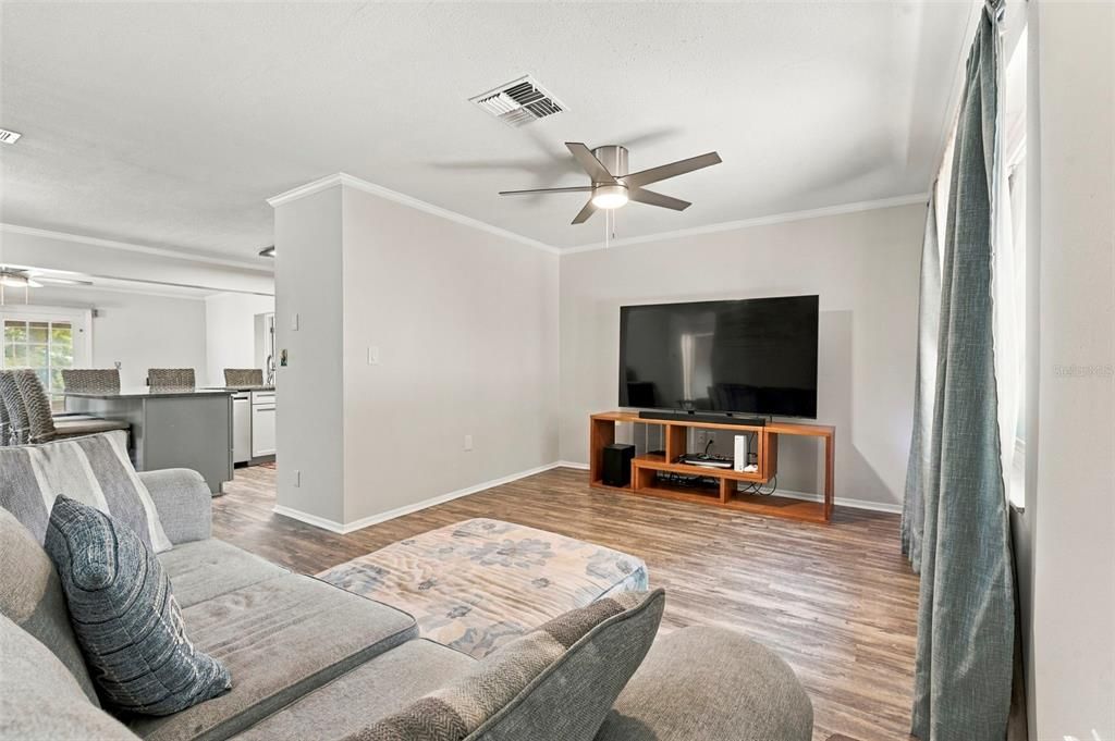 For Sale: $449,000 (3 beds, 3 baths, 1614 Square Feet)