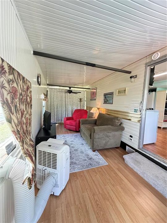 For Sale: $79,900 (1 beds, 1 baths, 624 Square Feet)