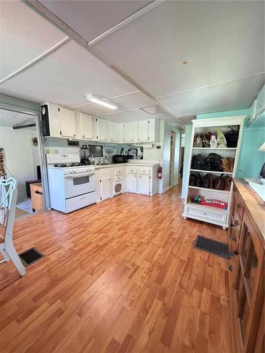 For Sale: $79,900 (1 beds, 1 baths, 624 Square Feet)