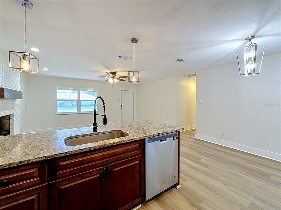 En Venta: $289,900 (4 camas, 3 baños, 1794 Pies cuadrados)