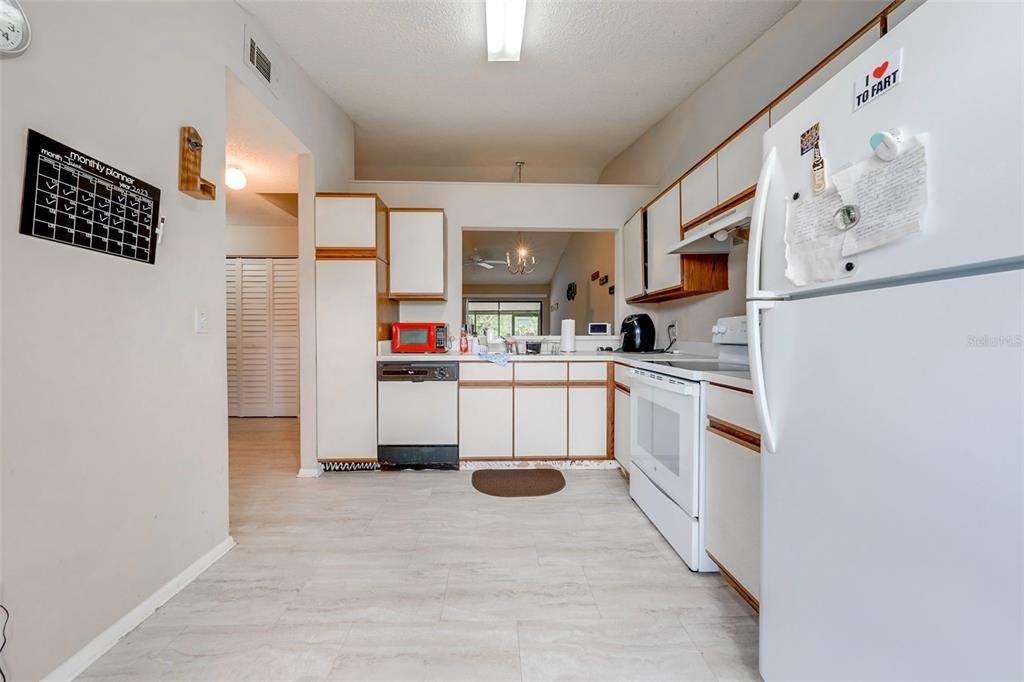 На продажу: $239,000 (2 спален, 2 ванн, 962 Квадратных фут)