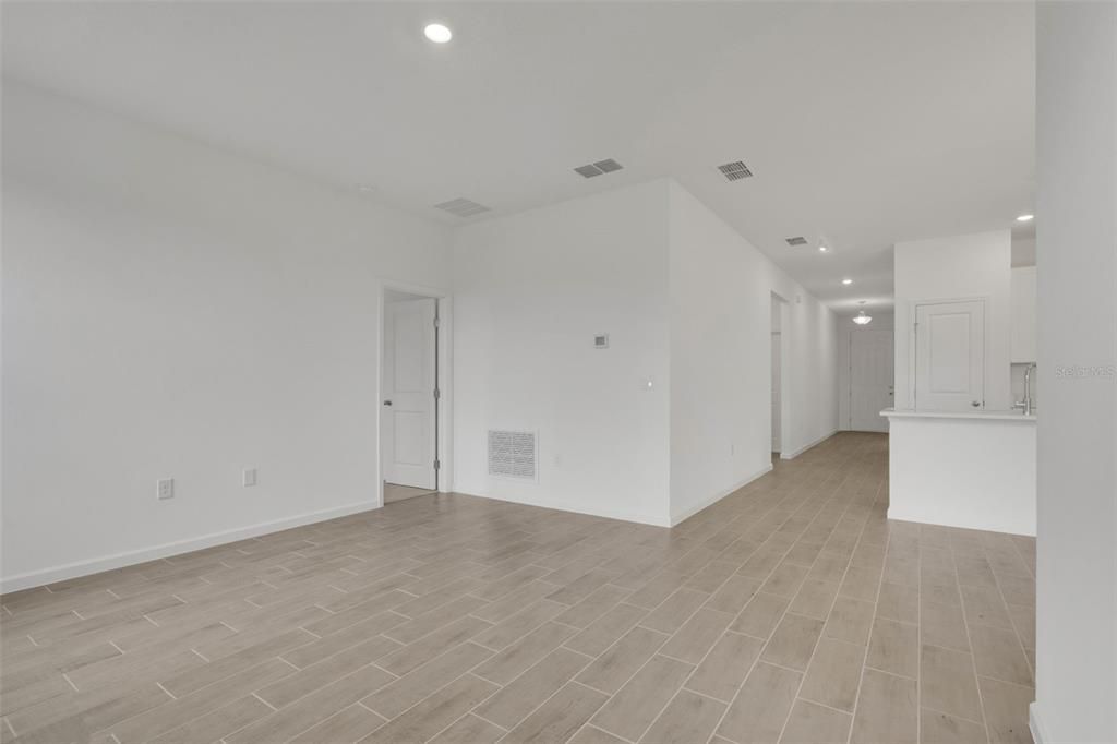 На продажу: $299,990 (4 спален, 2 ванн, 1625 Квадратных фут)